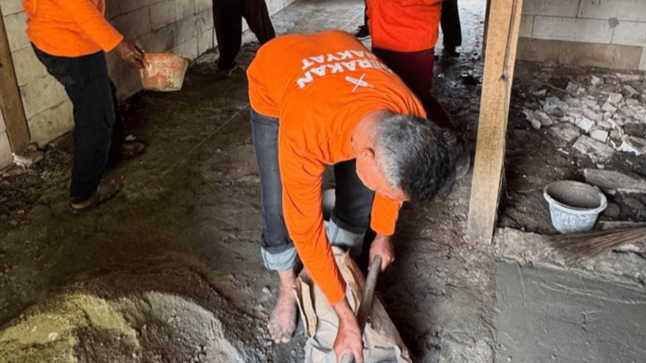 DPC Gerakan Rakyat Tambelang Buktikan Solidaritas Sosial: Bedah Rumah Janda Anak Tiga