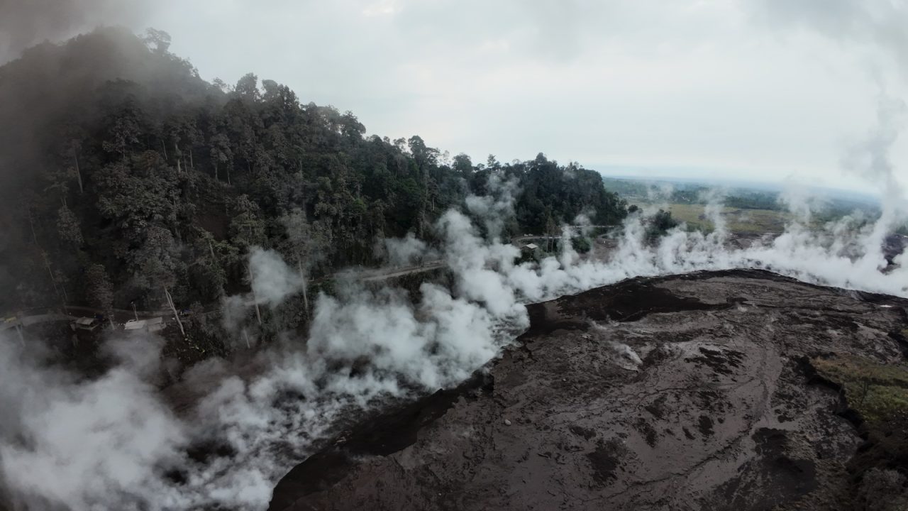 Gerakan Rakyat Jatim Bagikan Masker dan Obat Tetes Mata untuk Korban Erupsi Gunung Semeru