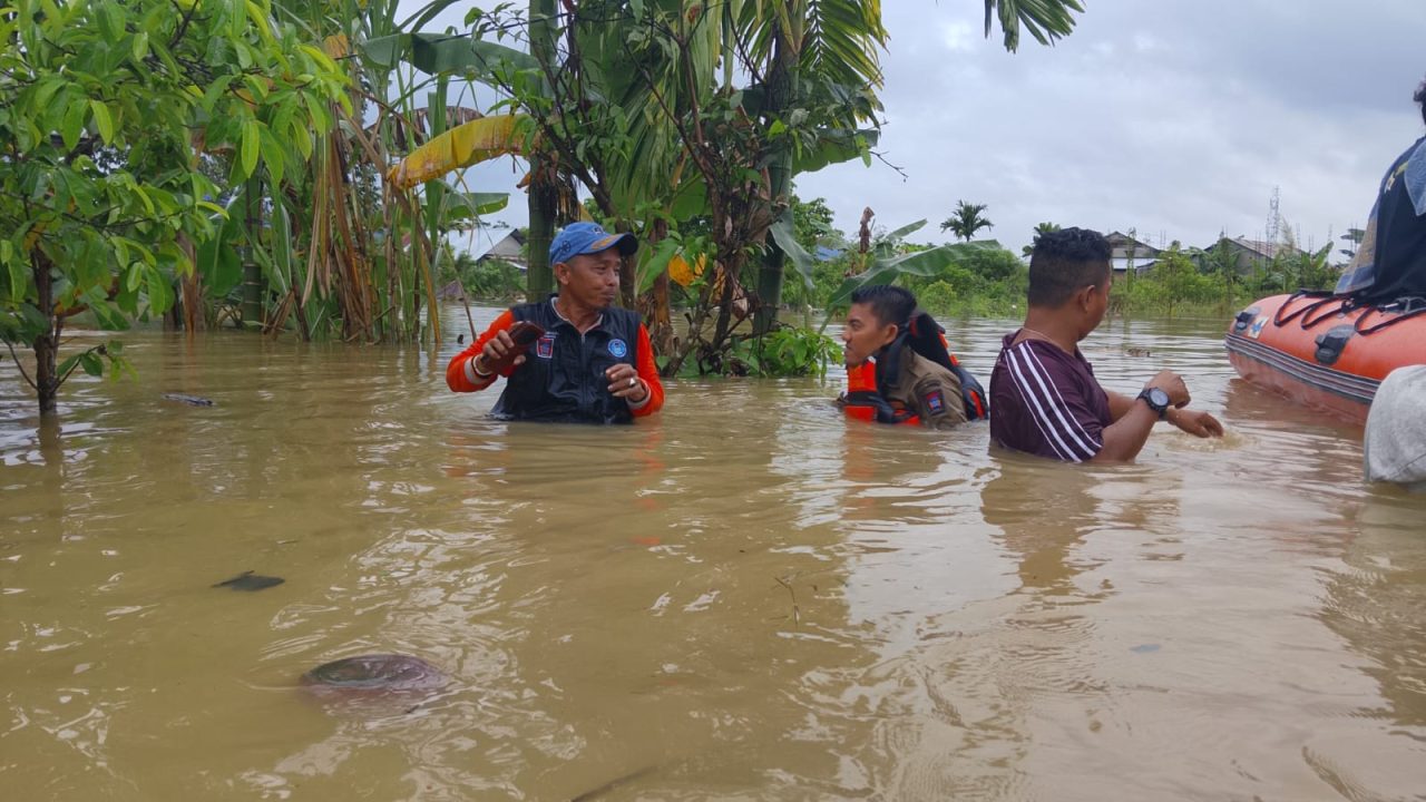 Aksi Nyata Gerakan Rakyat, Serahkan Paket Makanan dan Pakaian untuk Korban Banjir Padang