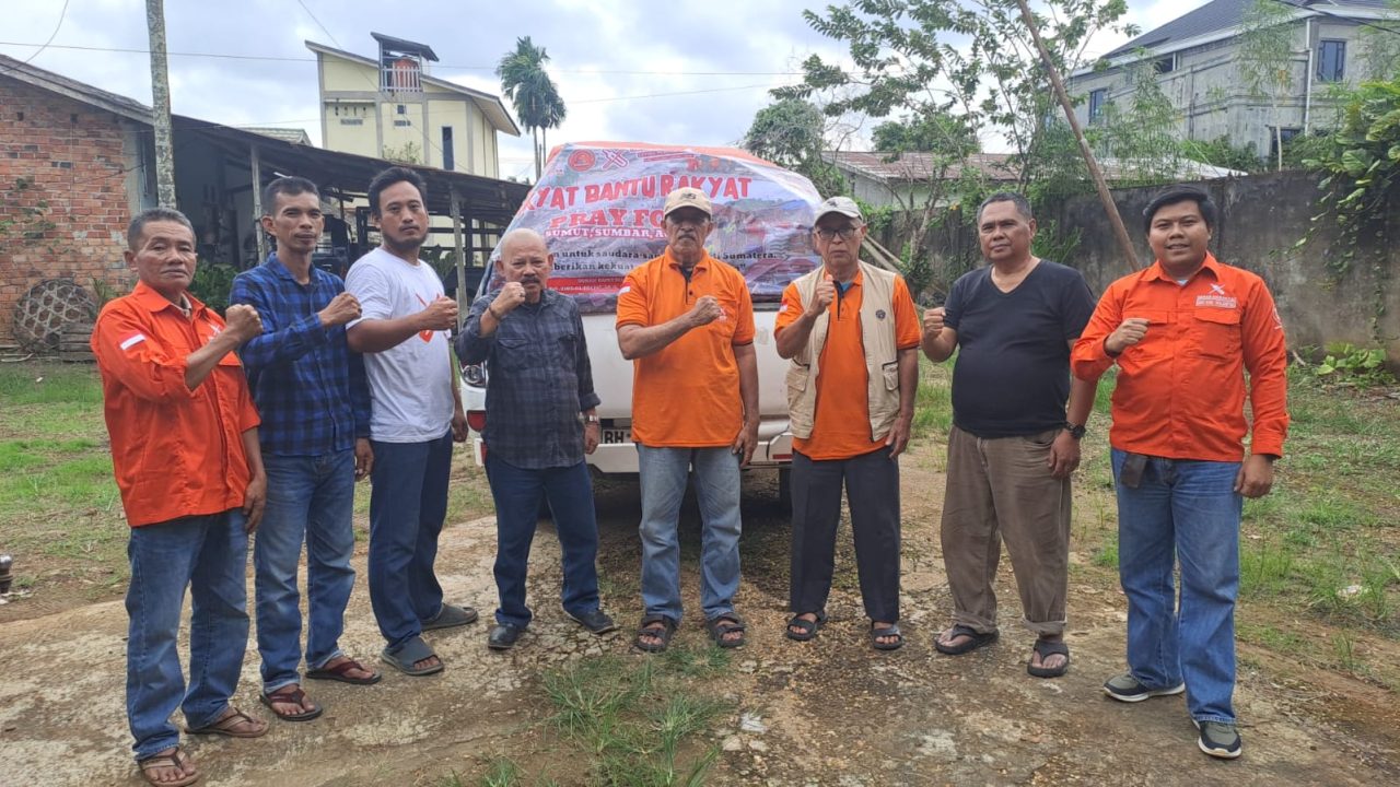 DPD GR Tanjab Timur Serahkan Uang Donasi dan Pakaian untuk Korban Bencana Sumatera