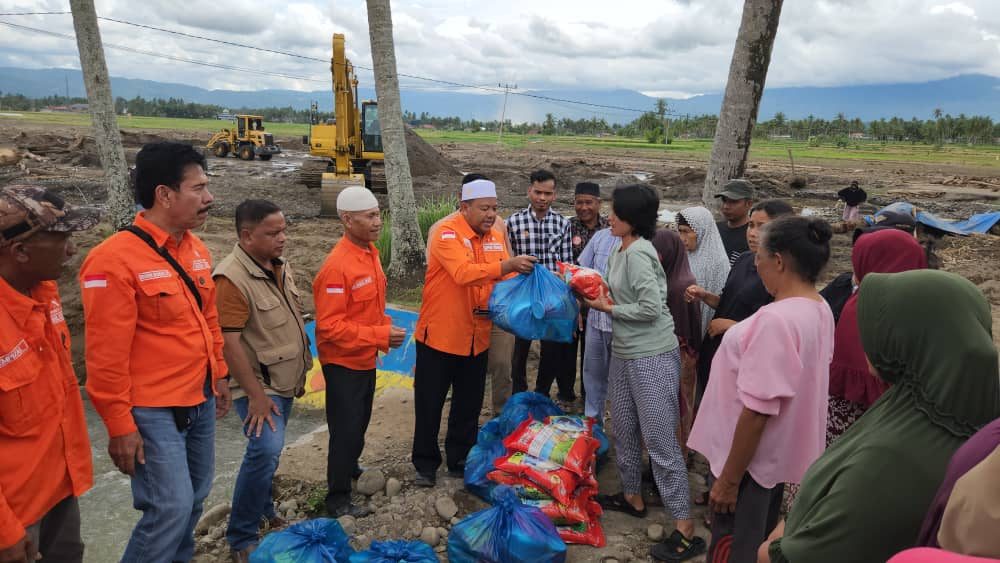 Solidaritas Lintas Provinsi, Gerakan Rakyat Riau Serahkan Bantuan untuk Korban Banjir Solok