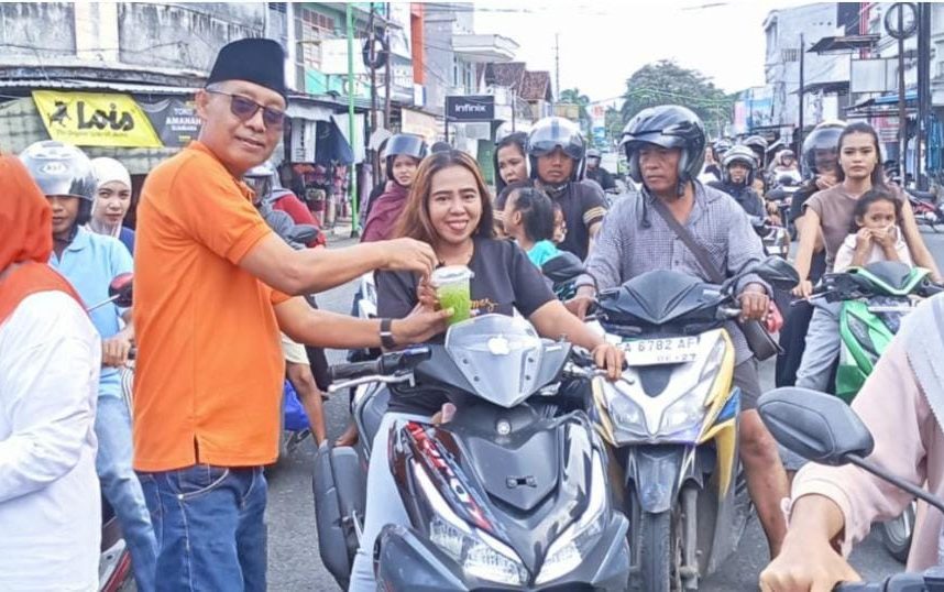 DPD Gerakan Rakyat Sumbawa Gelar Aksi Sosial Bagi Takjil untuk Masyarakat