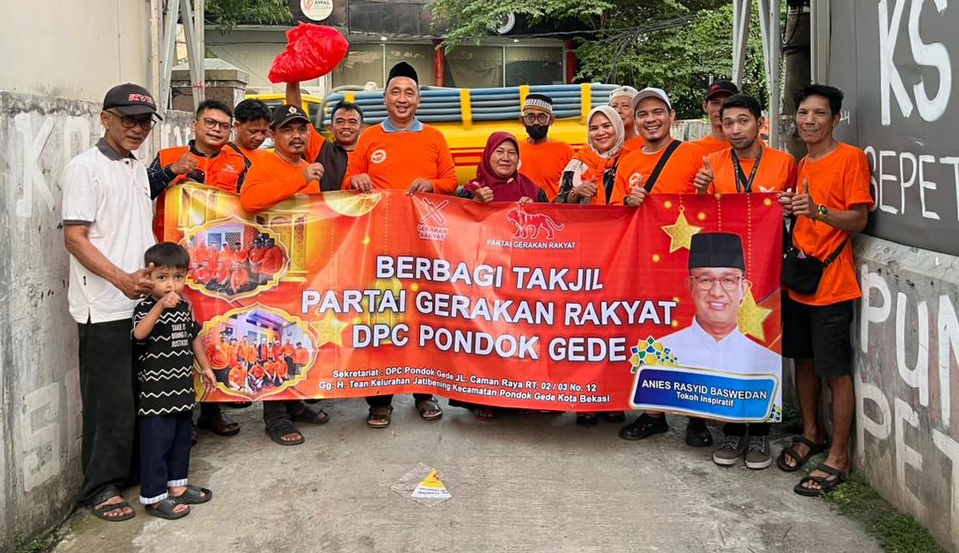 Gerakan Rakyat Pondok Gede Bagikan Ratusan Takjil di Jalan Jatibening