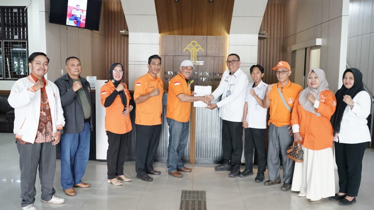 Terima Penyerahan SKT dari Kanwil Kemenkum, Gerakan Rakyat Jambi Resmi Terdaftar