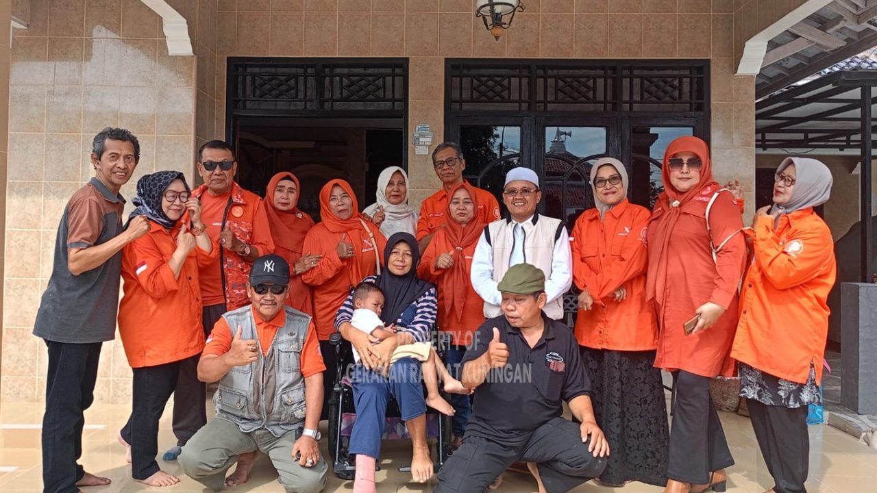 Perkuat Solidaritas, Jajaran Gerakan Rakyat Kuningan Kunjungi Bendahara DPD Pasca Operasi