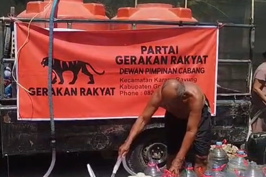 Bantu Warga Terdampak Kekeringan, Partai Gerakan Rakyat Grobogan Salurkan Bantuan Air Bersih ke Desa Dempel